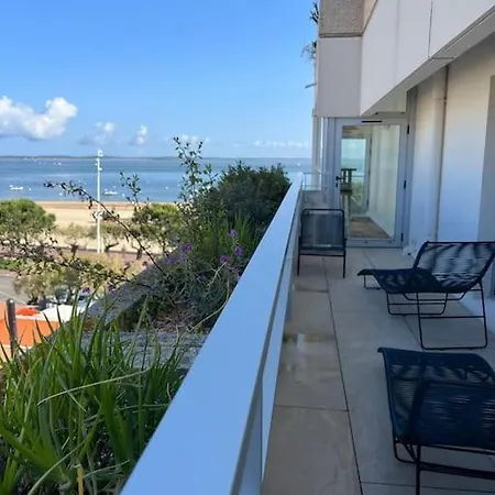 Claire Front De Superbe Vue Bassin *